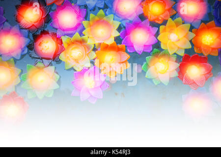 Bunte Blume Kerze Schwimmer im Wasser Teich. Stockfoto