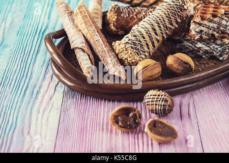 Lecker verschiedene Kuchen auf einem Farbverlauf Hintergrund Stockfoto