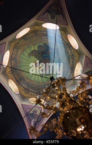 Blick in die Kuppel der St. Nikolaus-Orthodoxen Kirche in Varna. Stockfoto