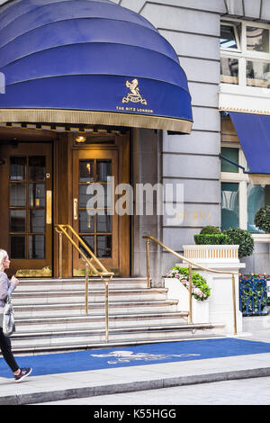 The Ritz London ist ein Denkmalgeschütztes 5-Sterne Hotel in Piccadilly in London, England, Großbritannien entfernt Stockfoto