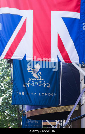 The Ritz London ist ein Denkmalgeschütztes 5-Sterne Hotel in Piccadilly in London, England, Großbritannien entfernt Stockfoto