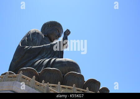 Tian Tan Buddha, auch als der Große Buddha bekannt ist, ist eine große Bronzestatue eines Buddha am Ngong Ping, Lantau Island Stockfoto