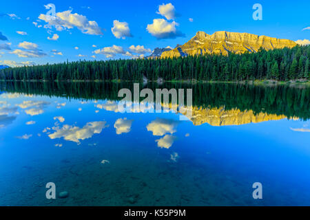 Mount Rundle reflektiert in der Johnson Lake im Banff National Park, Alberta, Kanada Stockfoto