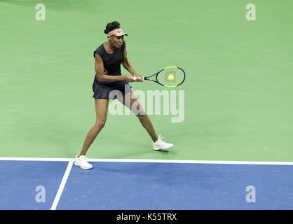 New York, Vereinigte Staaten. 07 Sep, 2017. Venus Williams aus den USA zurück Kugel während der Match gegen Sloane Stephens der USA bei uns Offene Meisterschaften an Billie Jean King National Tennis Center Credit: Lev Radin/Pacific Press/Alamy leben Nachrichten Stockfoto