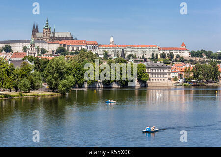 Panorama der Prager Burg Landschaft mit dem Veitsdom über der Moldau, tschechisches Wahrzeichen Stockfoto