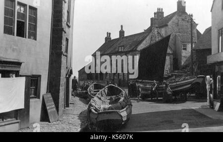 Angeln cobles in den Straßen von Robin Hood's Bay, North Yorkshire, UK, ca. 1920 Stockfoto