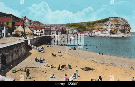 Eine Hand - farbige Foto, der Strand in Staithes Dorf, North Yorkshire, Großbritannien mit Cowbar Nab im Hintergrund - ca. 1940 Stockfoto