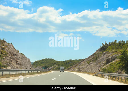 Ein Camper fahren auf einer Autobahn durch die Landschaft bei bewölktem Himmel in Vlaka, Kroatien. Stockfoto