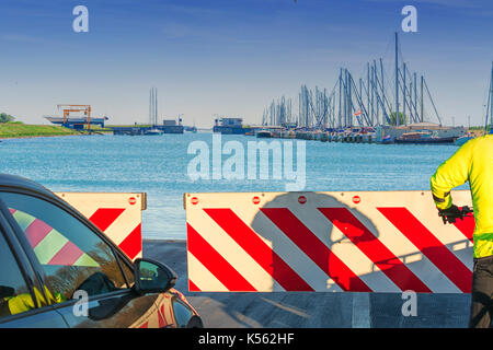 Port Eingang vom IJsselmeer, im Hafen von Amsterdam Richtung Sixhaven, Niederlande. Stockfoto
