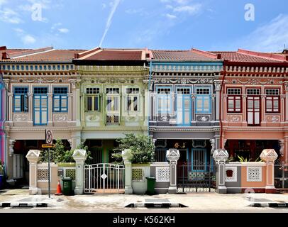 Eine Reihe von vier traditionellen Singapur Peranakan shop Häuser in der historischen Joo Chiat Gegend. Stockfoto