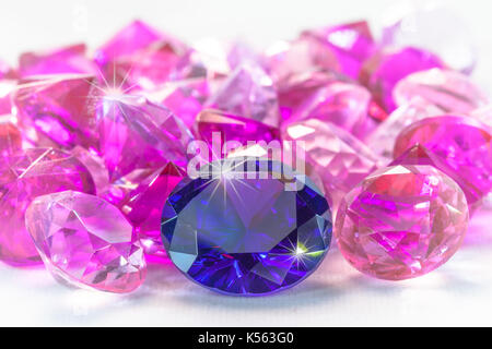 Pendelleuchte shine on Iolith smokey Blau. Turmalin rosa Diamanten um Smokey Blue Diamond. Stockfoto