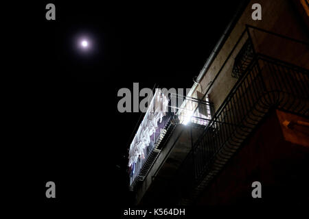 Vollmond glänzt über weißer Kleidung auf dem Trockengestell in Mea Shearim, einer ultraorthodoxen Enklave in Westjerusalem Israel Stockfoto