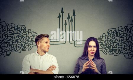 Seite Profil von einem jungen Mann und Frau einander an uns auf Ihre Gedanken zusammen auf grauen Hintergrund isoliert Stockfoto