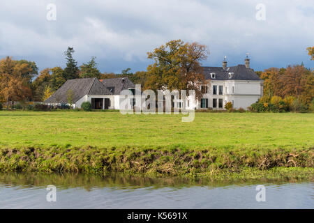 DENEKAMP, Niederlande - 2 November, 2016: singraven Herrenhaus mit klassizistischen Fassade in einer ländlichen Umgebung Stockfoto