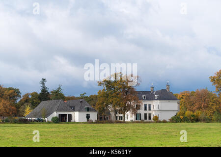 DENEKAMP, Niederlande - 2 November, 2016: singraven Herrenhaus mit klassizistischen Fassade in einer ländlichen Umgebung Stockfoto