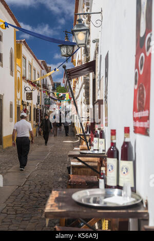 Touristen und Geschäfte in den typischen Gassen des alten befestigten Dorf Obidos Oeste Leiria District Portugal Europa Stockfoto