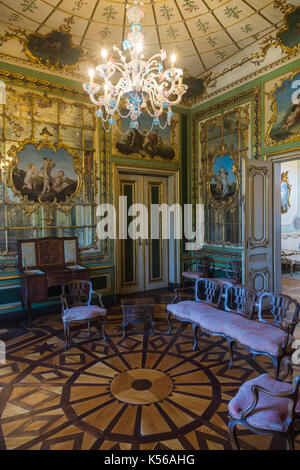 Künstlerische Dekorationen im Inneren des alten Palastes und königliche Residenz der Palácio de Queluz Lissabon Portugal Europa Stockfoto