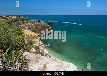 Blick von oben auf die Klippen und das türkisfarbene Wasser des Ozeans Praia da Marinha Caramujeira Gemeinde Lagoa Algarve Portugal Europa Stockfoto