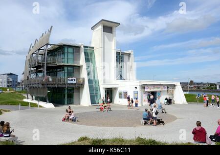 Llanelli Millennium Coastal Park Visitors Center und Café Carmarthenshire Wales Cymru GROSSBRITANNIEN GB Stockfoto