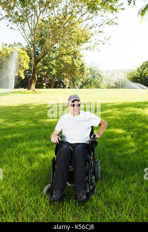 Behinderte Menschen im Rollstuhl zeigt Freiheit Stockfoto