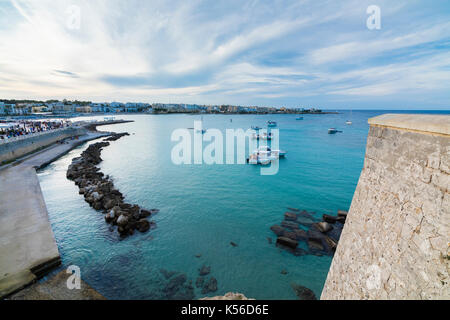 Alten mittelalterlichen Mauern und Festung umgeben das türkisfarbene Meer Otranto Provinz Lecce Apulien Italien Europa Stockfoto