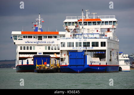 Zwei Isle of Wight Fähren, MV St. Cecilia und MV Wight Sonne, in Portsmouth Harbour gesehen. Stockfoto