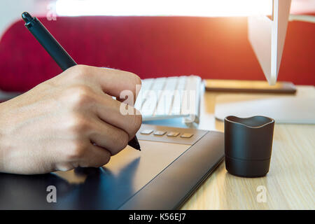 Grafik Designer arbeiten mit digitalen Grafiktablett pen. Stockfoto
