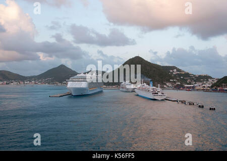 Kreuzfahrt Schiffe auf der karibischen Insel St. Maartin, die durch den Hurrikan Irma devistated wurde. Stock Bilder in 2014 berücksichtigt. Stockfoto