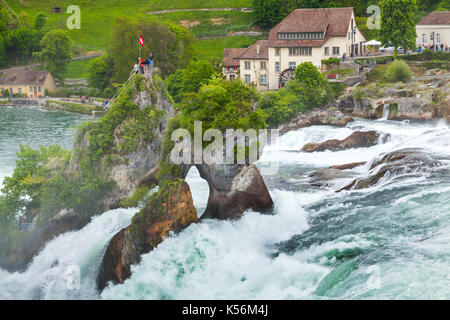 Der Rheinfall Landschaft. Felsen in schnell fliessenden Fluss Wasser Stockfoto