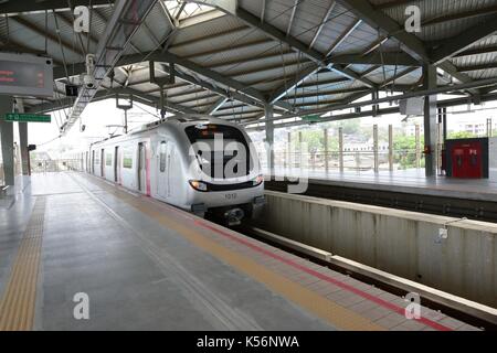 Bombay, Indien - 22. Juni 2014: Mumbai Metro Zug Asalfa Metro Station, Mumbai, Maharashtra, Indien, Stockfoto