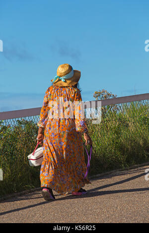 Frau gehen bis Cliff Path in Bournemouth, Dorset, England im August Stockfoto