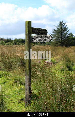 National Cycle Network hölzerne Wegweiser auf den North Yorkshire Moors oberhalb von Over und Nether Silton, North Yorkshire, England, Vereinigtes Königreich Stockfoto