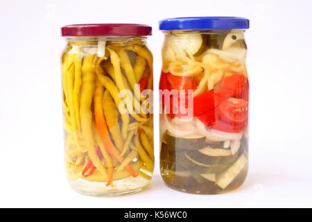 Paprika und gemischter Salat im Glas auf weißem Hintergrund Stockfoto