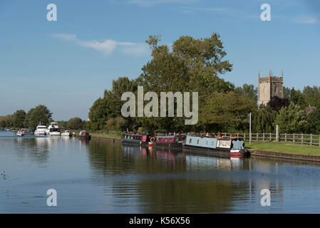 Die Gloucester & Schärfe Canal an Frampton auf Severn in Gloucestershire, England, UK. August 2017. Boote auf dem Kanal im Sommer Stockfoto