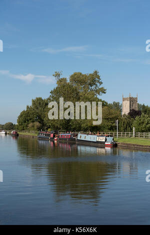 Die Gloucester & Schärfe Canal an Frampton auf Severn in Gloucestershire, England, UK. August 2017. Boote auf dem Kanal im Sommer Stockfoto