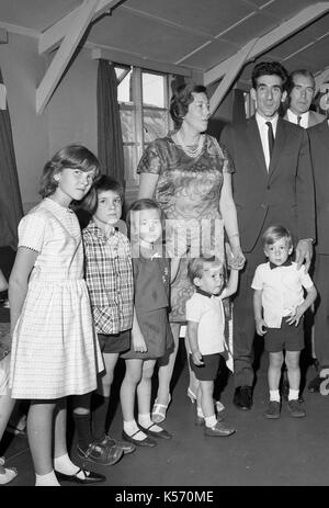 Prinz Andreas von Jugoslawien und seine Frau Prinzessin Kira von Leiningen und ihre Kinder Prinzessin Maria Tatiana; Prinz Christopher; Prinzessin Lavinia Marie; Prinz Karl Vladimir; Prinz Dimitri. Stockfoto