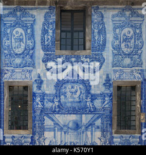 Capela das Almas dekoriert mit Azulejo Kacheln - Capela de Santa Catarina in Porto, Portugal Stockfoto