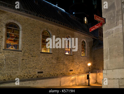 Die Altstadt von Montreal - Ecke Rue Bonsecours und Rue Saint Paul E. Übersicht Seite von Notre-Dame-de-Bon-Secours Kapelle in der Nacht. Stockfoto