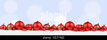 Weihnachtskugeln banner Rot Dekoration hellblauen Hintergrund schnee winter copyspace Raum Text kopieren Stockfoto