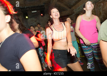 Daybreaker nüchtern Rave, neuesten Fitness Phänomen, alternative Weise des Erhaltens einer Morgen Workout Stockfoto