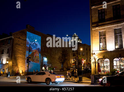 Cite-Memoire künstlerische, animierte storytelling Projektionen auf der Grundlage der Gebäude in der Altstadt von Montreal. Menschen auf der Straße, am Abend in der Altstadt von Montreal Stockfoto