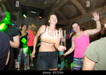 Daybreaker nüchtern Rave, neuesten Fitness Phänomen, alternative Weise des Erhaltens einer Morgen Workout Stockfoto