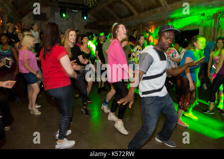 Daybreaker nüchtern Rave, neuesten Fitness Phänomen, alternative Weise des Erhaltens einer Morgen Workout Stockfoto