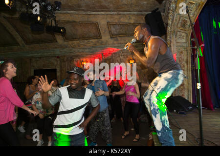 Daybreaker nüchtern Rave, neuesten Fitness Phänomen, alternative Weise des Erhaltens einer Morgen Workout Stockfoto