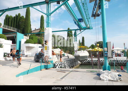 Lazise, Gardasee ein kleines Motorboot aus dem See aufgehoben und in ein Boot Wartung Yard Stockfoto