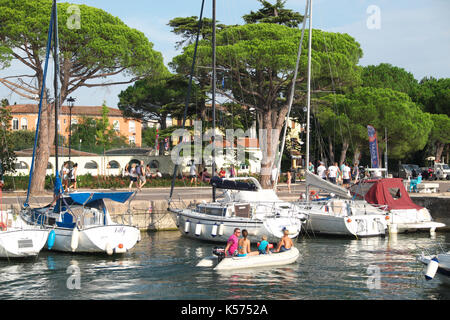 Lazise, Gardasee, Italien Yachten und Segelboote im Lakeside marina Stockfoto