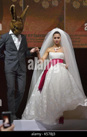 Nowosibirsk, Russland - November 15, 2014: Modell in Wedding Dress von Olga Buzytskaya auf dem Grand Verunreinigen von Novosibirsk Fashion Week. Die Veranstaltung wurde er Stockfoto