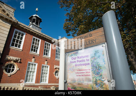 Worthing, West Sussex, UK. 11. Oktober 2016. Worthing Museum und Kunstgalerie. Stockfoto