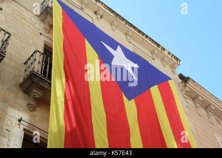 Eine große Katalonien Unabhängigkeit Flagge hängt von einem alten Gebäude in Girona, Spanien. Stockfoto