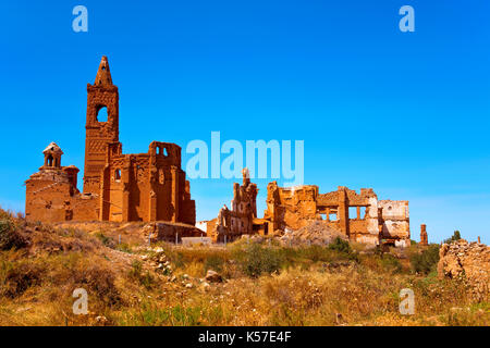 Ein Blick auf die Reste der alten Stadt von Belchite, Spanien, während des Spanischen Bürgerkriegs zerstört und dann aufgegeben, die San Martin hervorheben Stockfoto